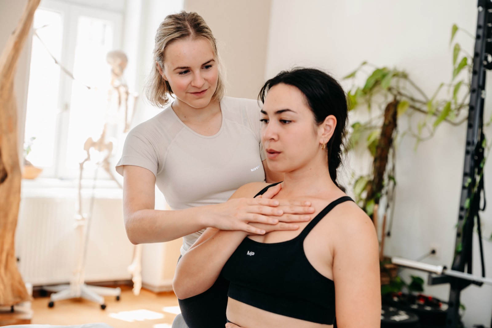 Marlene Semmler bei einer atemphysiotherapeutischen Behandlung
